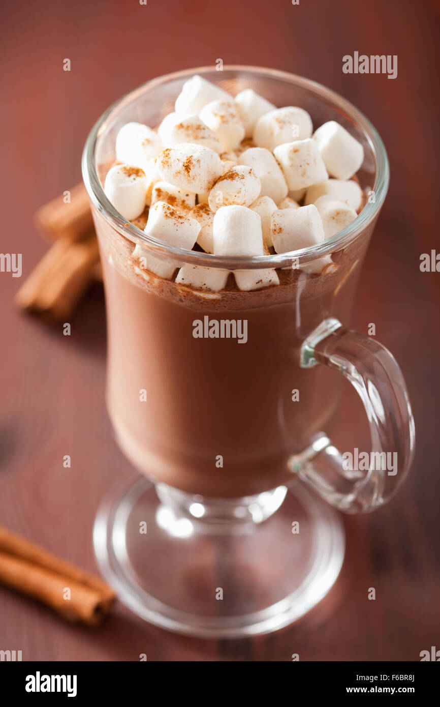 heiße Schokolade mit Zimt Mini Marshmallows Winter trinken Stockfoto