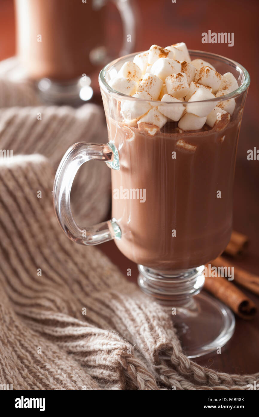heiße Schokolade mit Zimt Mini Marshmallows Winter trinken Stockfoto