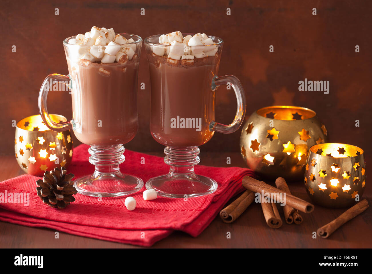 heißer Schokolade mit Zimt Mini Marshmallows Winter trinken Kerzen Stockfoto