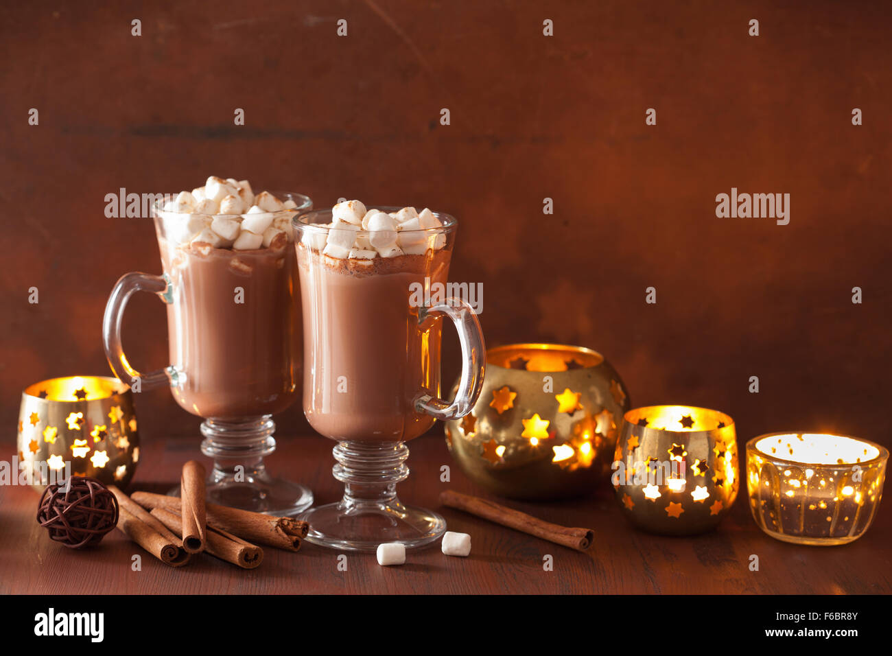 heißer Schokolade mit Zimt Mini Marshmallows Winter trinken Kerzen Stockfoto
