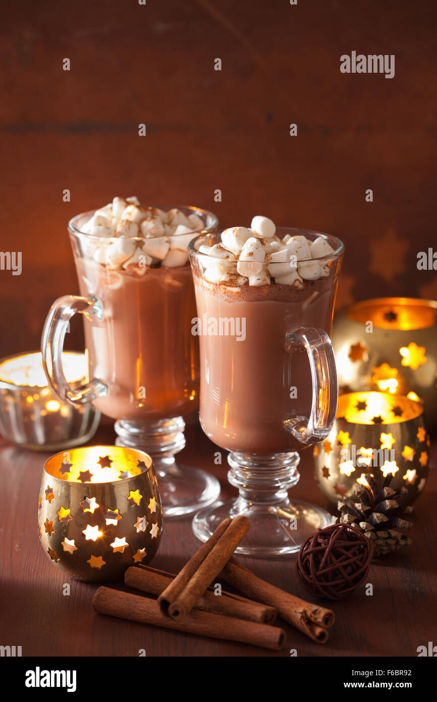 heißer Schokolade mit Zimt Mini Marshmallows Winter trinken Kerzen Stockfoto