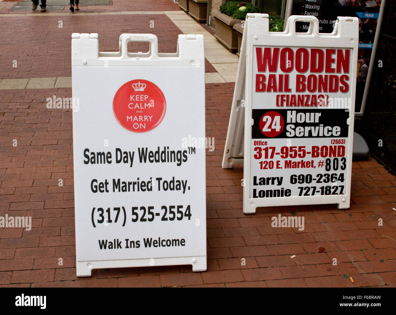 Humorvolle Kombination von Zeichen auf einem Bürgersteig in Indianapolis, Indiana (Hochzeitsservice und Bail Knecht Dienstleistungen) Stockfoto