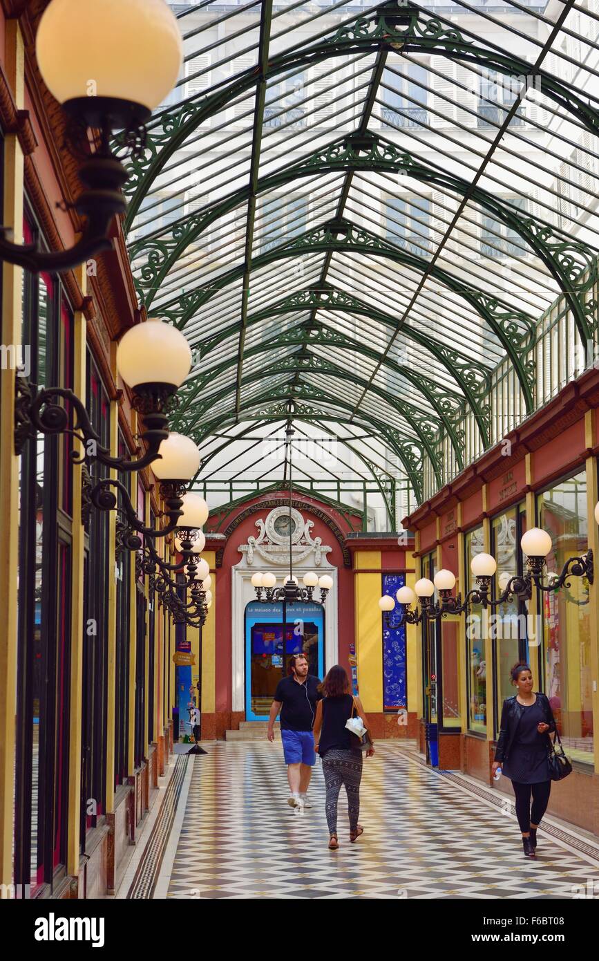 Innen Galerie Vivienne, Einkaufspassage mit Geschäften und Besucher, Paris, Île-de-France, Frankreich Stockfoto
