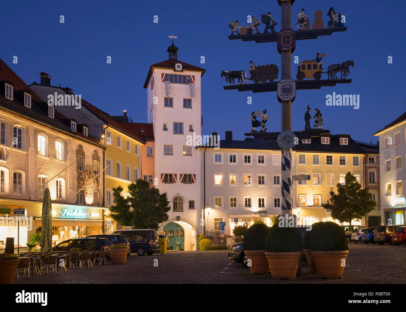 Jacklturm Turm und Maibaum, Altstädter Ring, Traunstein, Chiemgau, Upper Bavaria, Bavaria, Germany Stockfoto