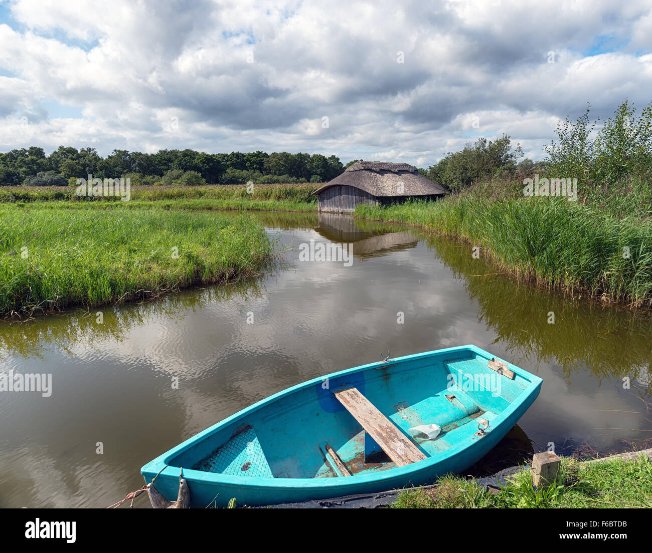 Ein Bootshaus und Blaues Boot auf Hickling Broad in Norfolk Stockfoto