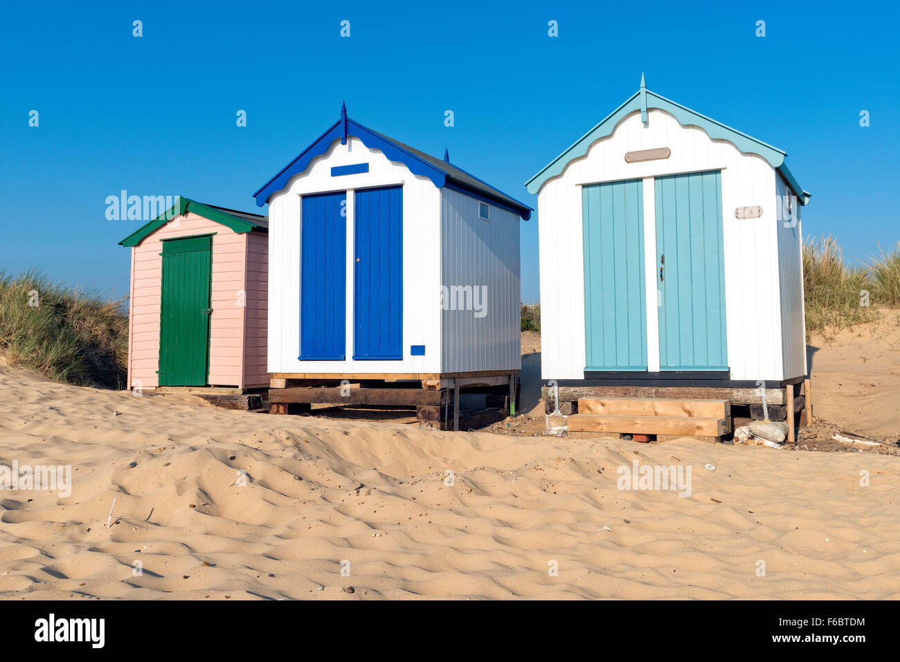 Ziemlich gemalten Strandhütten in Southwold Beach in Suffolk Stockfoto