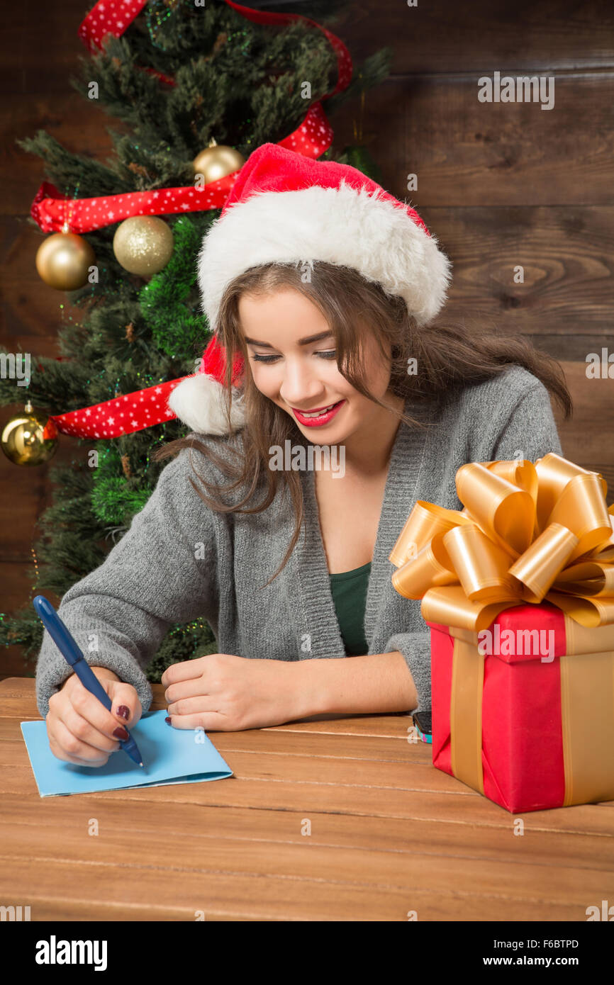 Schöne Mädchen, Weihnachten und Neujahr Glückwünsche schreiben Stockfoto