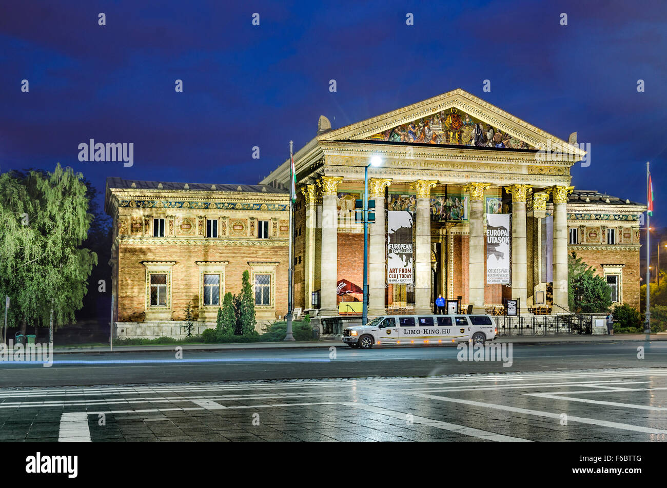 Mucsarnok Kunsthalle, Heldenplatz (Hosok Tere), Budapest, Ungarn, in der Dämmerung. Großer Ort für Kunstausstellungen auf Südseite Stockfoto