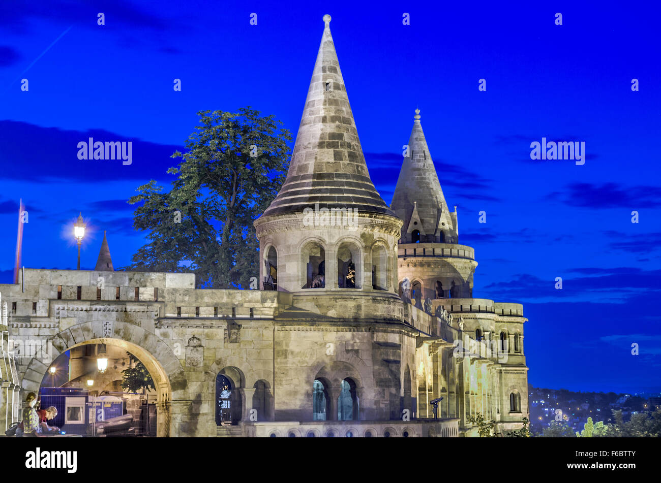 Ungarn, Budapest. Fischerbastei in der Abenddämmerung. Stockfoto