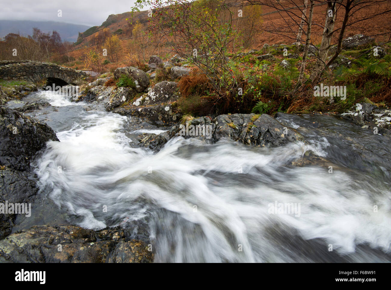 Barrow Beck in vollem Gange an Ashness Brücke im Lake District, Cumbria, England UK Stockfoto