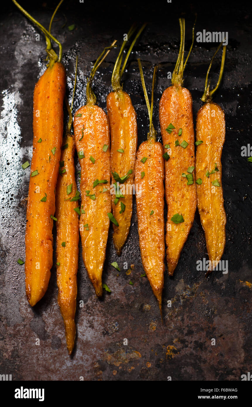 Gebratene Karotten mit Schwänzen, Essen Nahaufnahme Stockfoto
