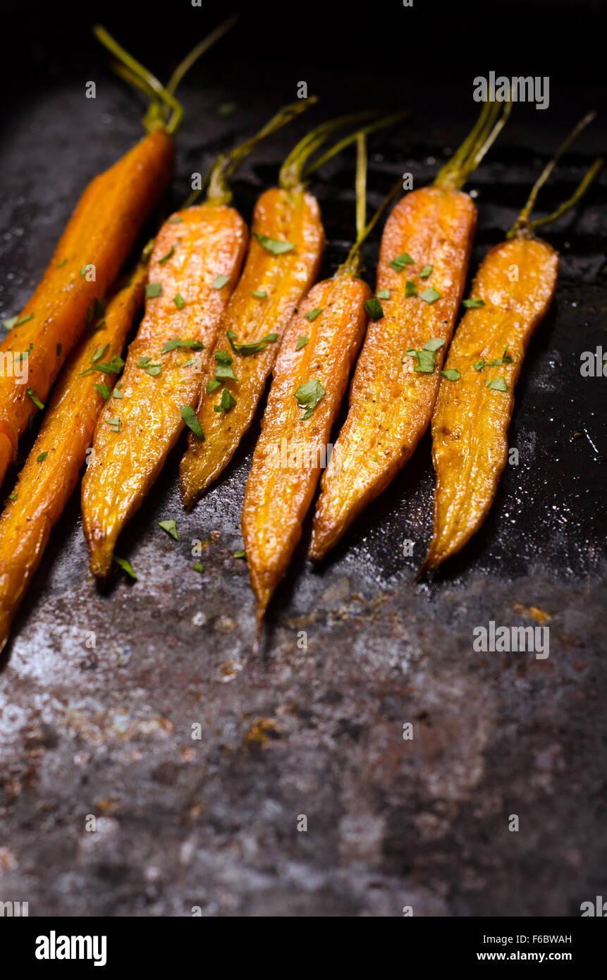 Gebratene Karotten mit Schwänzen, Essen Nahaufnahme Stockfoto