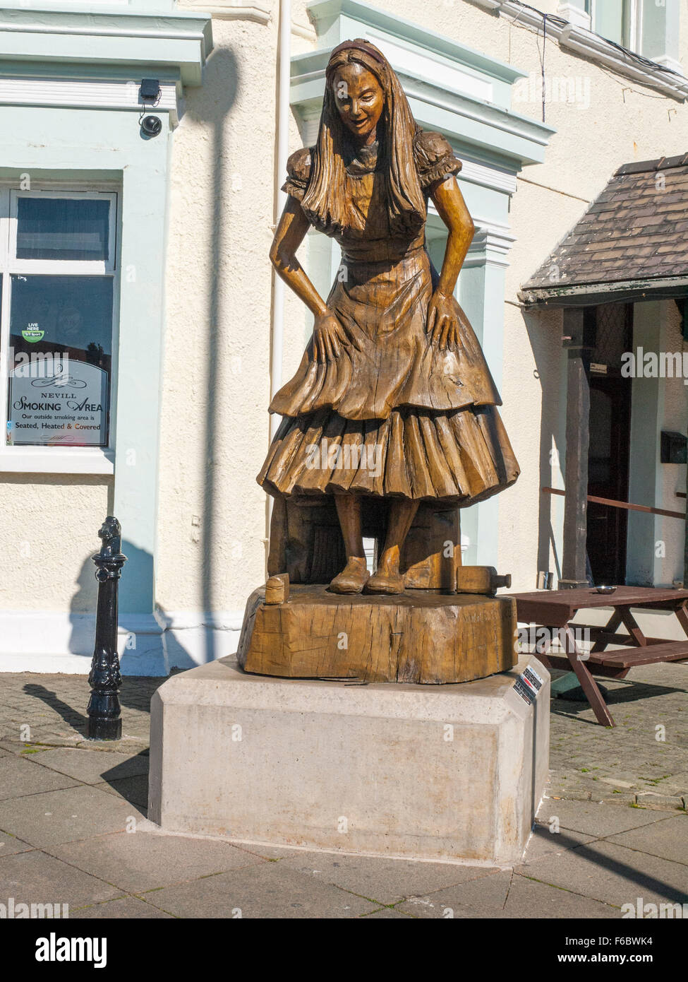 Alice im Wunderland-Statue in Llandudno Wales UK Stockfoto
