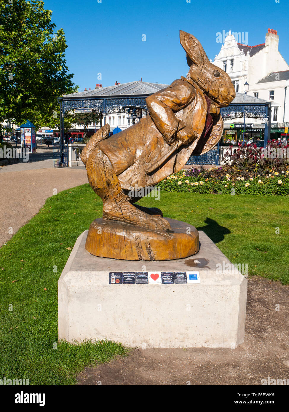 Der weiße Kaninchen Teil von Alice im Wunderland-Trail in Llandudno Wales UK Stockfoto