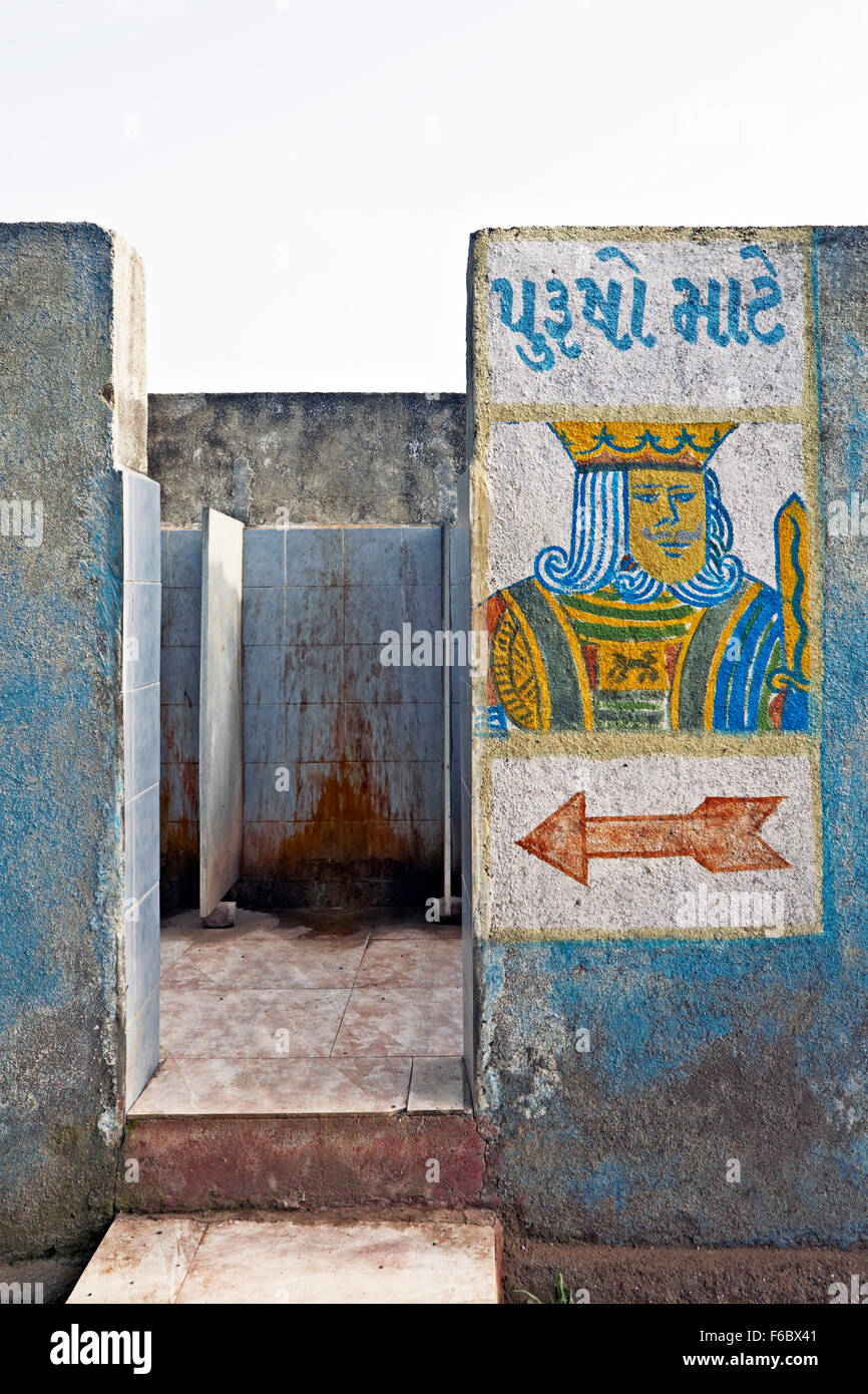 Öffentliche Toilette mit Spielkarte Zeichen des Königs für Herren, Gujarat, Indien, Asien Stockfoto