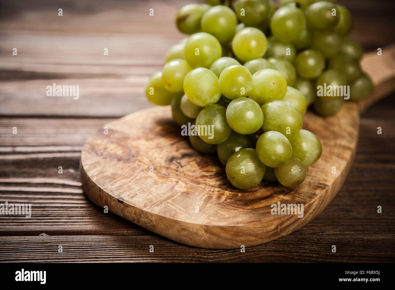 Köstliche Trauben auf einem Küchentisch Stockfoto