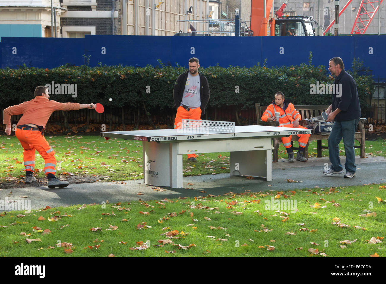 Arbeiter in Hanover Square, London, Tischtennis spielen Stockfoto
