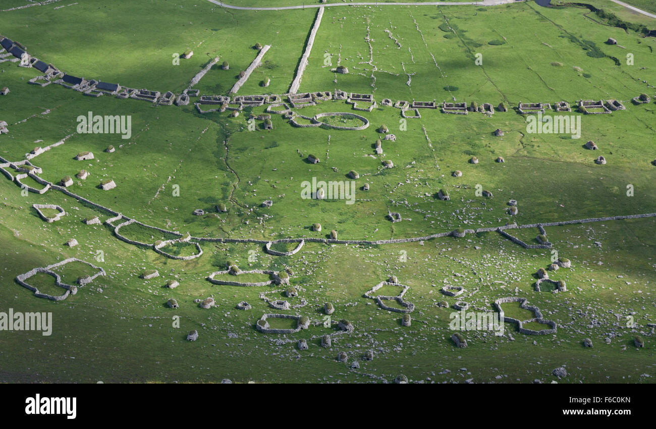 Trockensteinmauern und Gebäude, die Reste einer alten verlassenen Siedlung auf St. Kilda, Schottland. Stockfoto