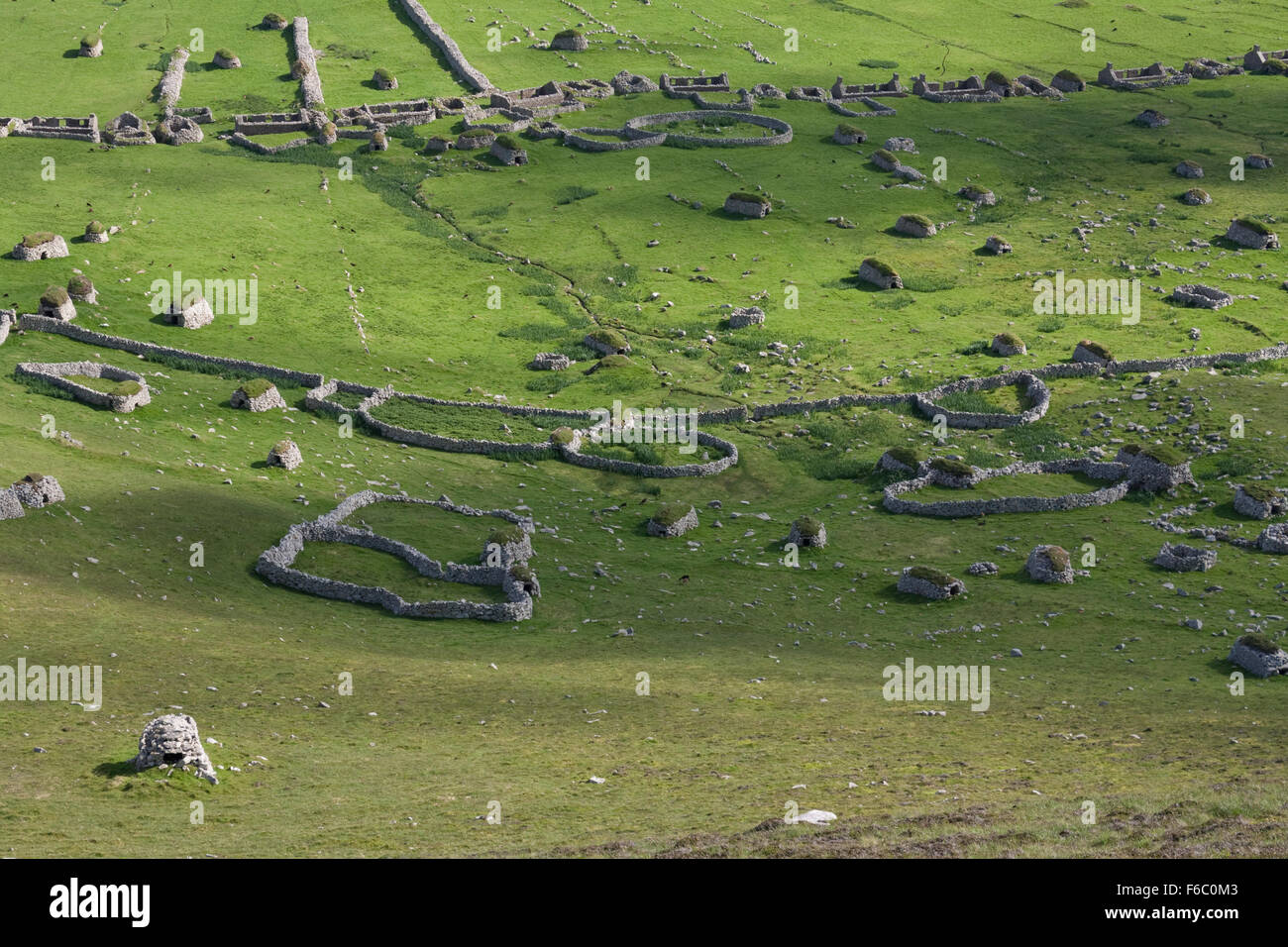 Trockensteinmauern und Gebäude, die Reste einer alten verlassenen Siedlung auf St. Kilda, Schottland. Stockfoto