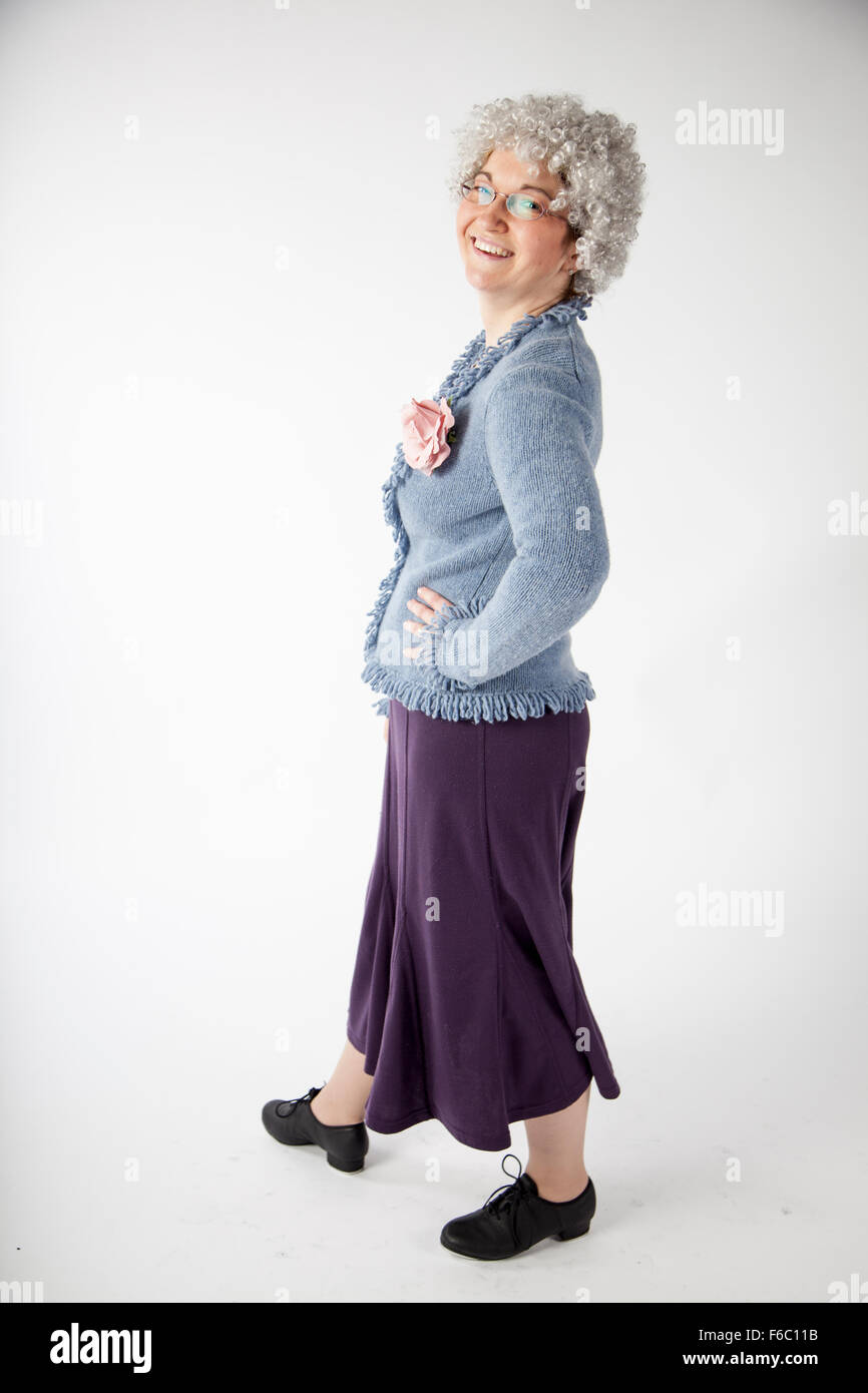 VEREINIGTES KÖNIGREICH, WALES; 15. November 2015. Frau in OAP Kostüm tragen Hahn Schuhe Posen in einem Studio in einem Charakter-Shooting. Stockfoto