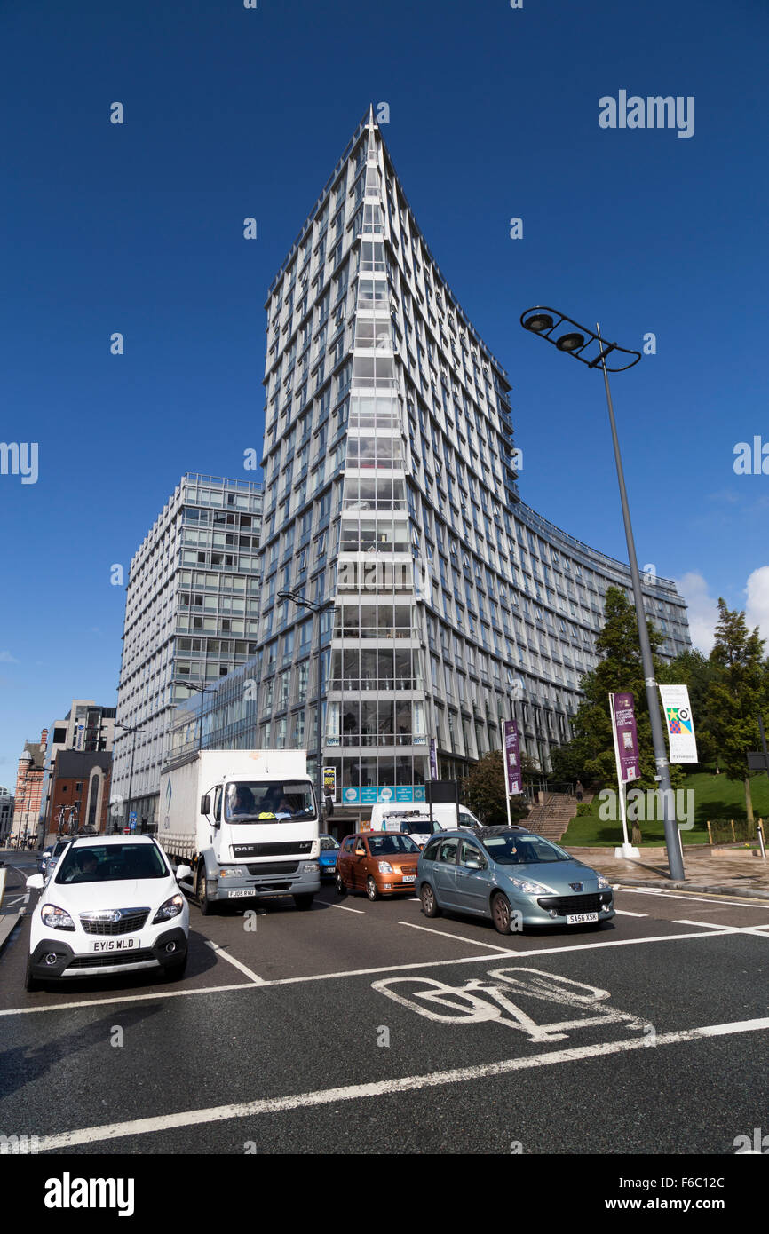 Verkehr stehen noch auf der Straße zwischen Pier Head und Liverpool One Shopping Centre Stockfoto