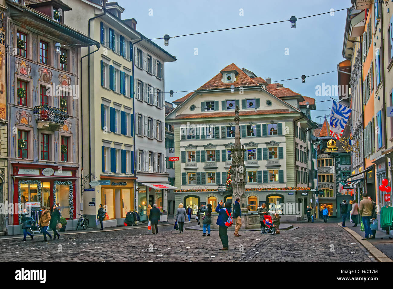 Luzern, Schweiz - 4. Januar 2015: Muhlenplatz in der Luzerner Altstadt mit Gassen und historischen Gebäuden mit Fresken. Dieses Gebiet diente als Veranstaltungsort für Messen seit dem 16. Jahrhundert Stockfoto