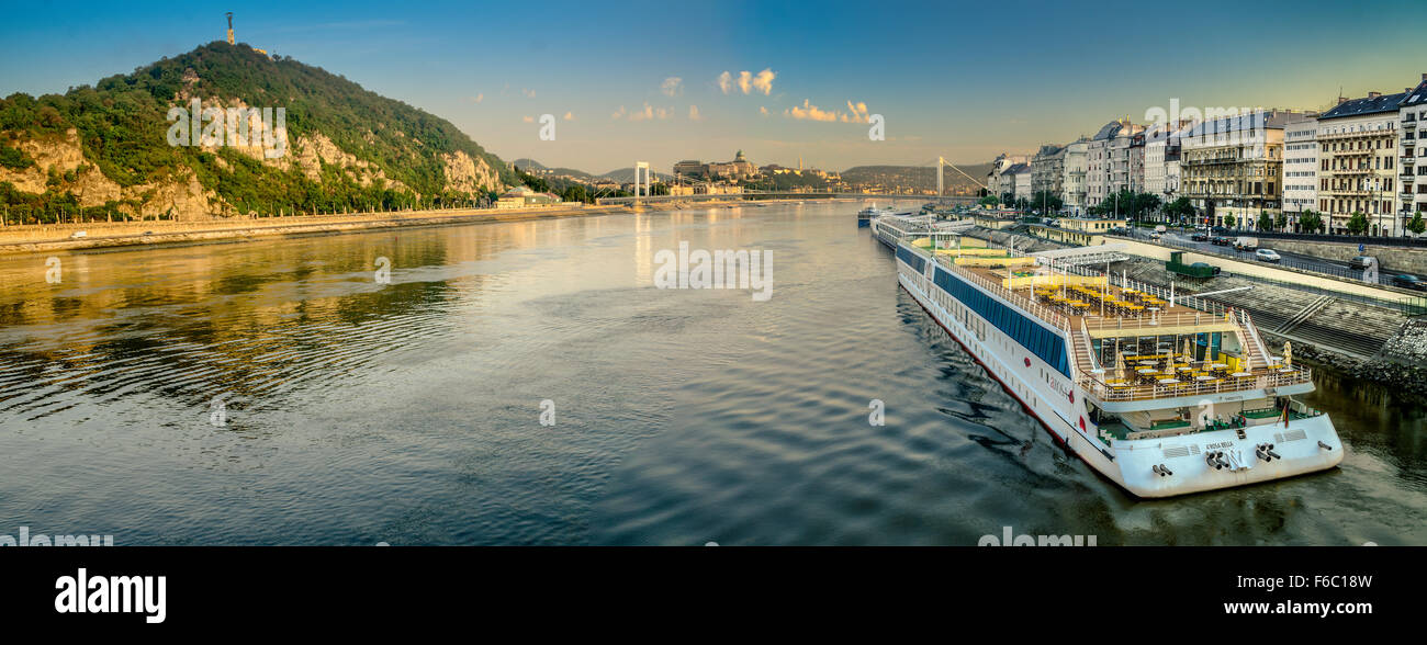 Budapest ist auf der Donau. Die Stadt gliedert sich in die Stadtteile Buda und Pest. Stockfoto