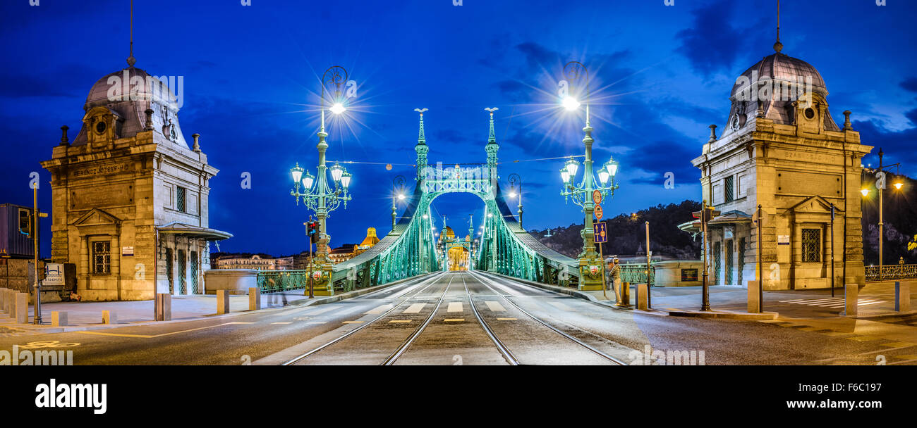 Budapest Liberty Bridge in der Dämmerung. Budapest, Ungarn Stockfoto