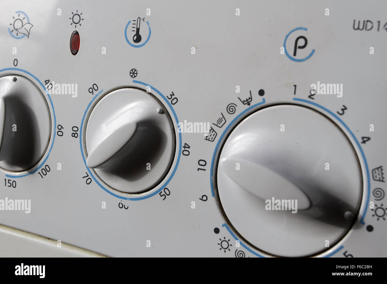 Alte Waschmaschinen-/Trocknerzähler zeigen eine Wäsche von 30 Grad Celsius an Stockfoto