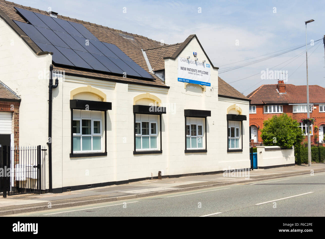 Kapelle medizinische Zentrum Irlam, Liverpool Road, Irlam, Salford, eine Basis für ein zwei allgemeine Hausarztpraxen und Gemeinschaft Gesundheitspersonal. Stockfoto