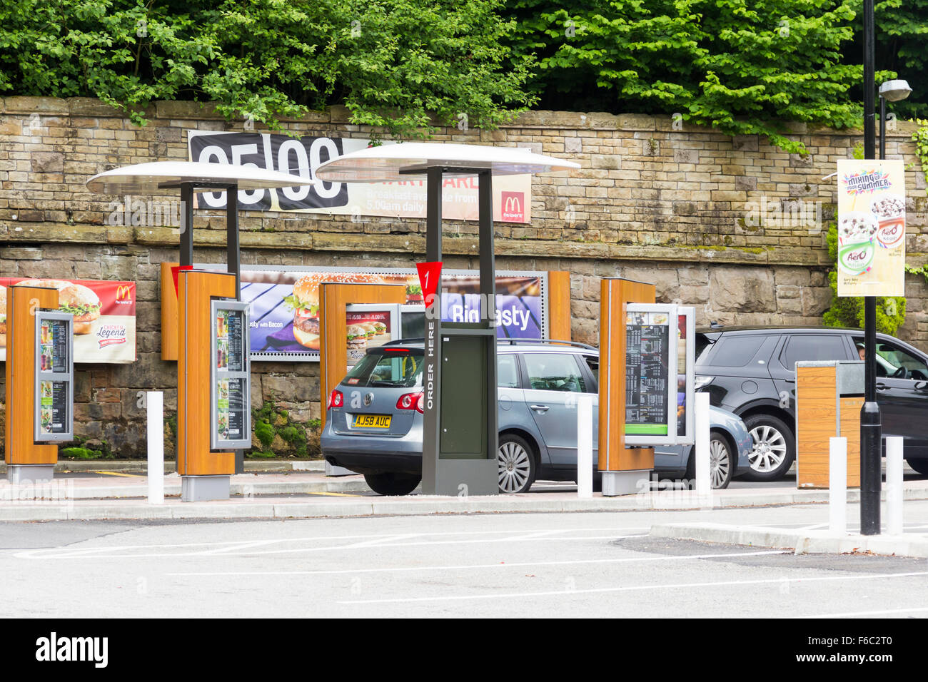 Menschen in zwei Autos, die mit dem Laufwerk durch (Drive Thru) Bestellung Punkte bei McDonald's-Fastfood-Restaurant. Stockfoto