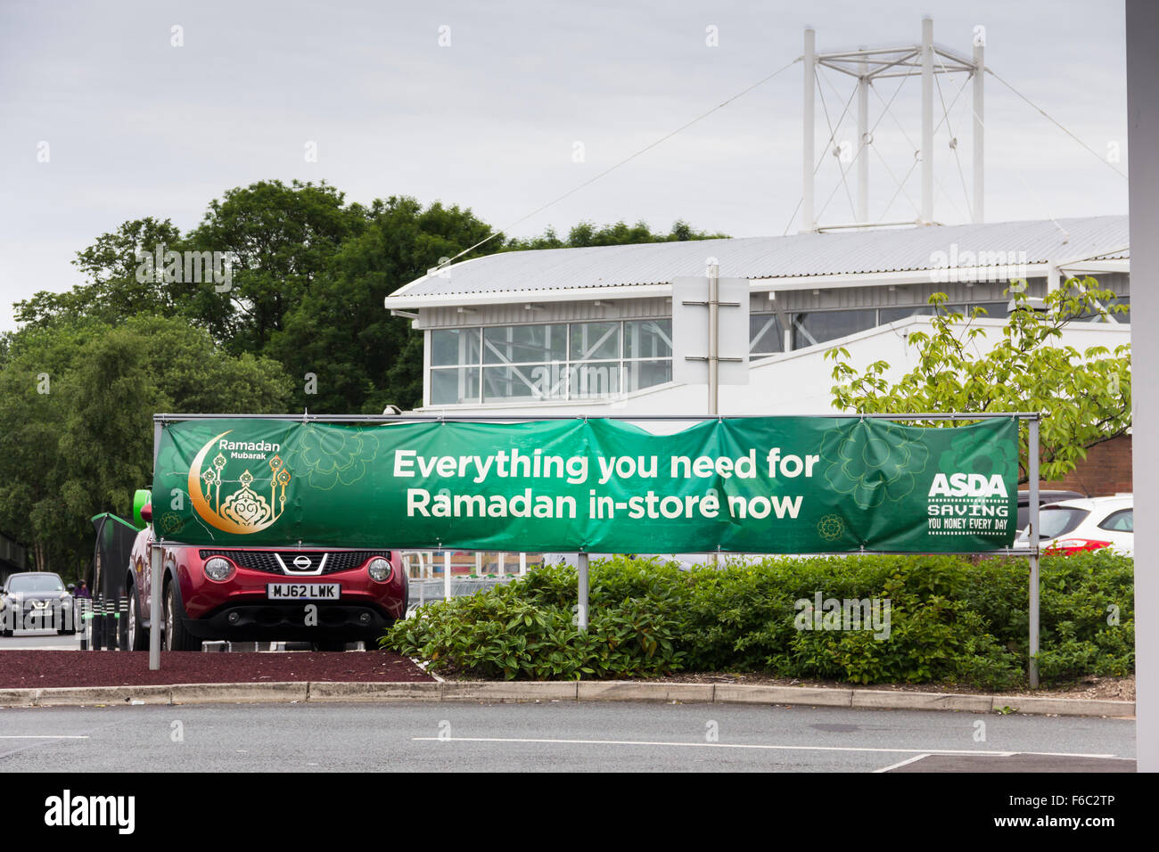 Ramadan-Werbebanner außerhalb der ASDA Speicher, Astley Brücke, Bolton. Ramadan. Stockfoto