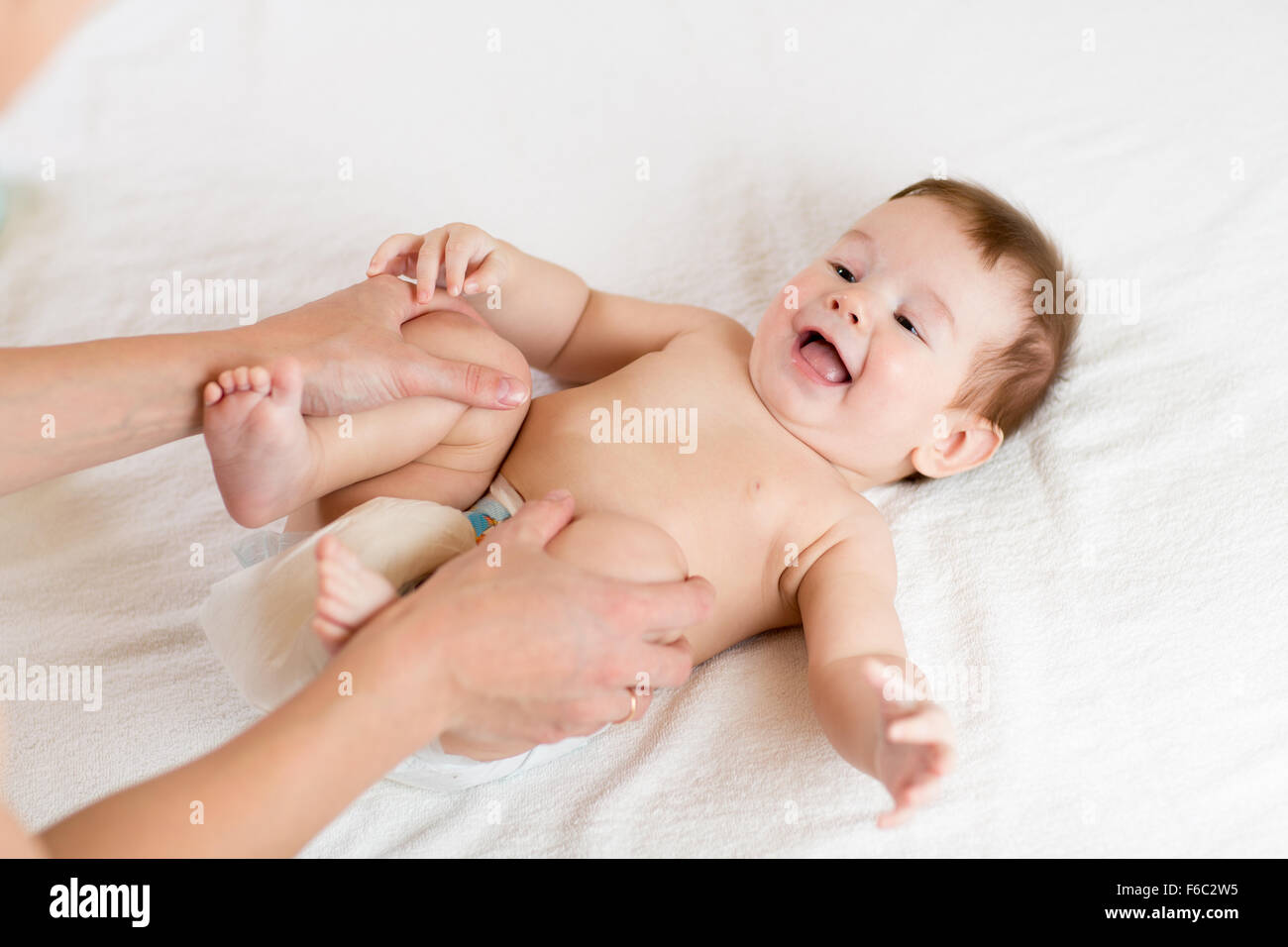 Arzt massieren Säugling baby Stockfoto