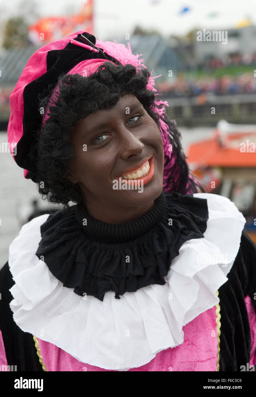 Black Pete ist die helfende Hand der niederländische Sinterklaas Stockfoto