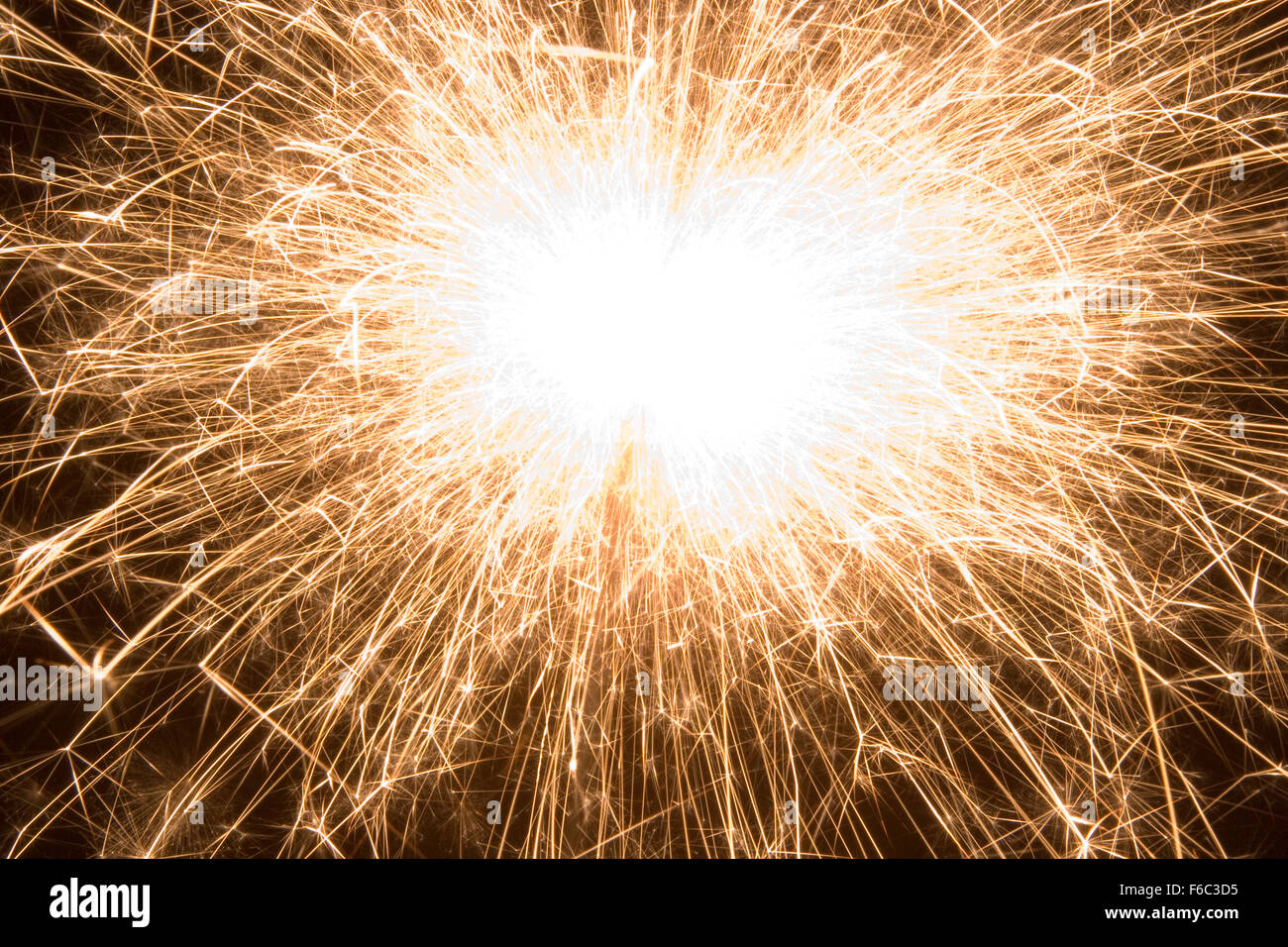 Funken aus einer Wunderkerze Strahlen nach außen aus dem zentralen Kern der Verbrennung zusammengesetzte. Sah aus wie eine Explosion oder Detonation in dem Moment von Zünd sind Leuchtspuren aufgezeichnet, wie die brennende Mischung aus dem weißen heißen Kern hinausgeworfen. Stockfoto