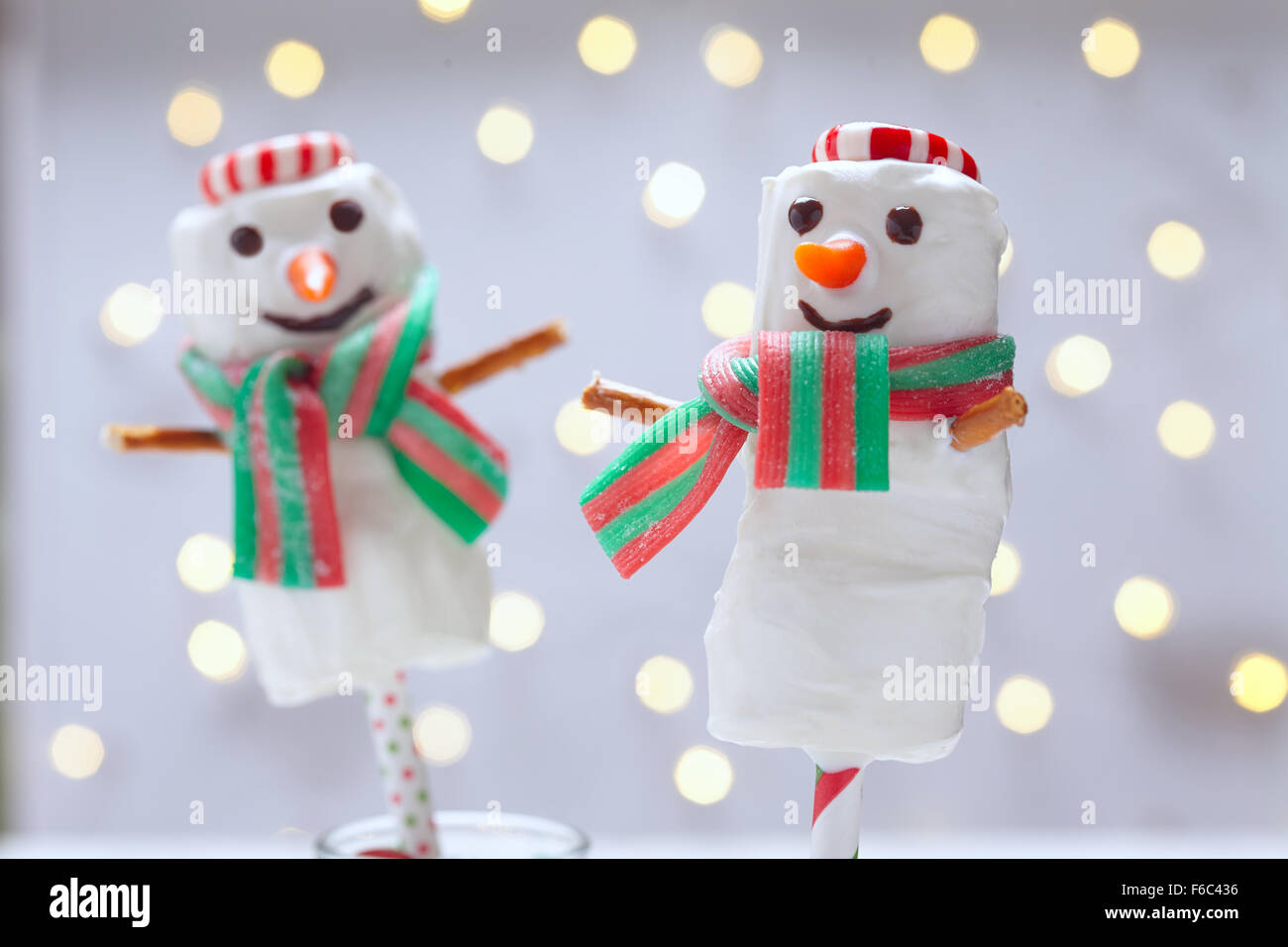 Weiße Schokolade getauchte Marshmallow Schneemann für Weihnachten Stockfoto