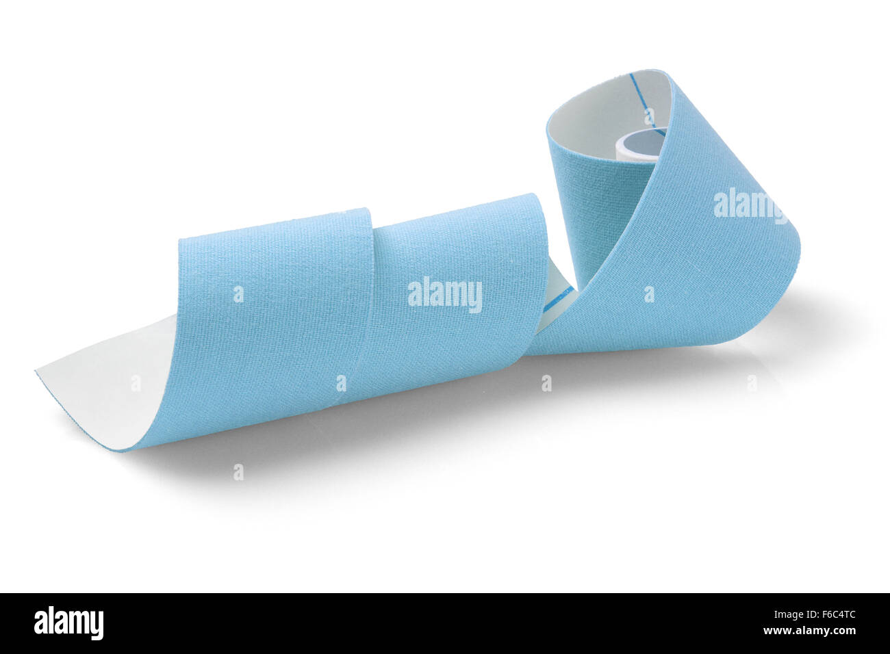 Blaue elastische therapeutische Tape auf weißem Hintergrund Stockfoto
