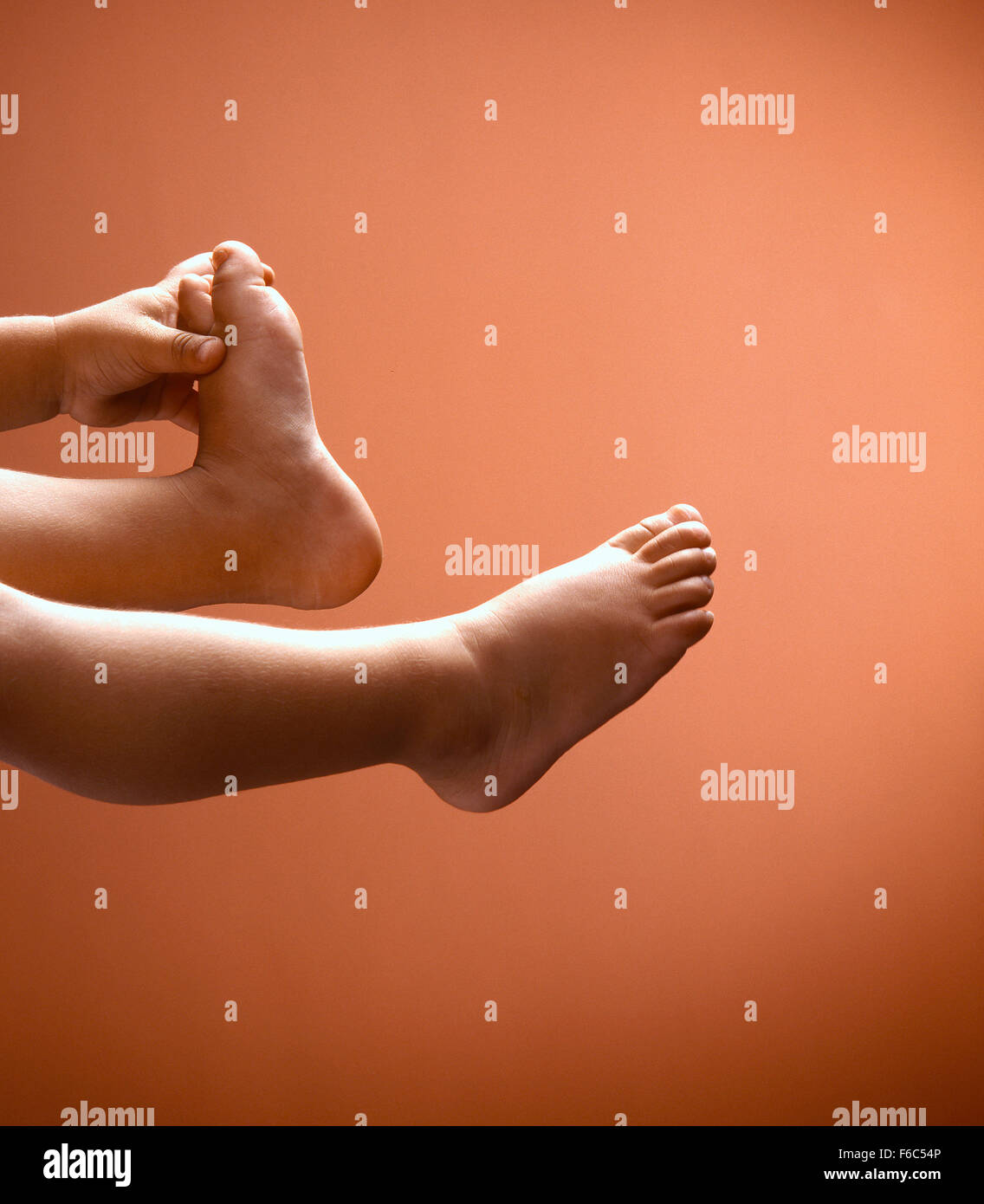 kleine süße Füße eines Babys Stockfoto