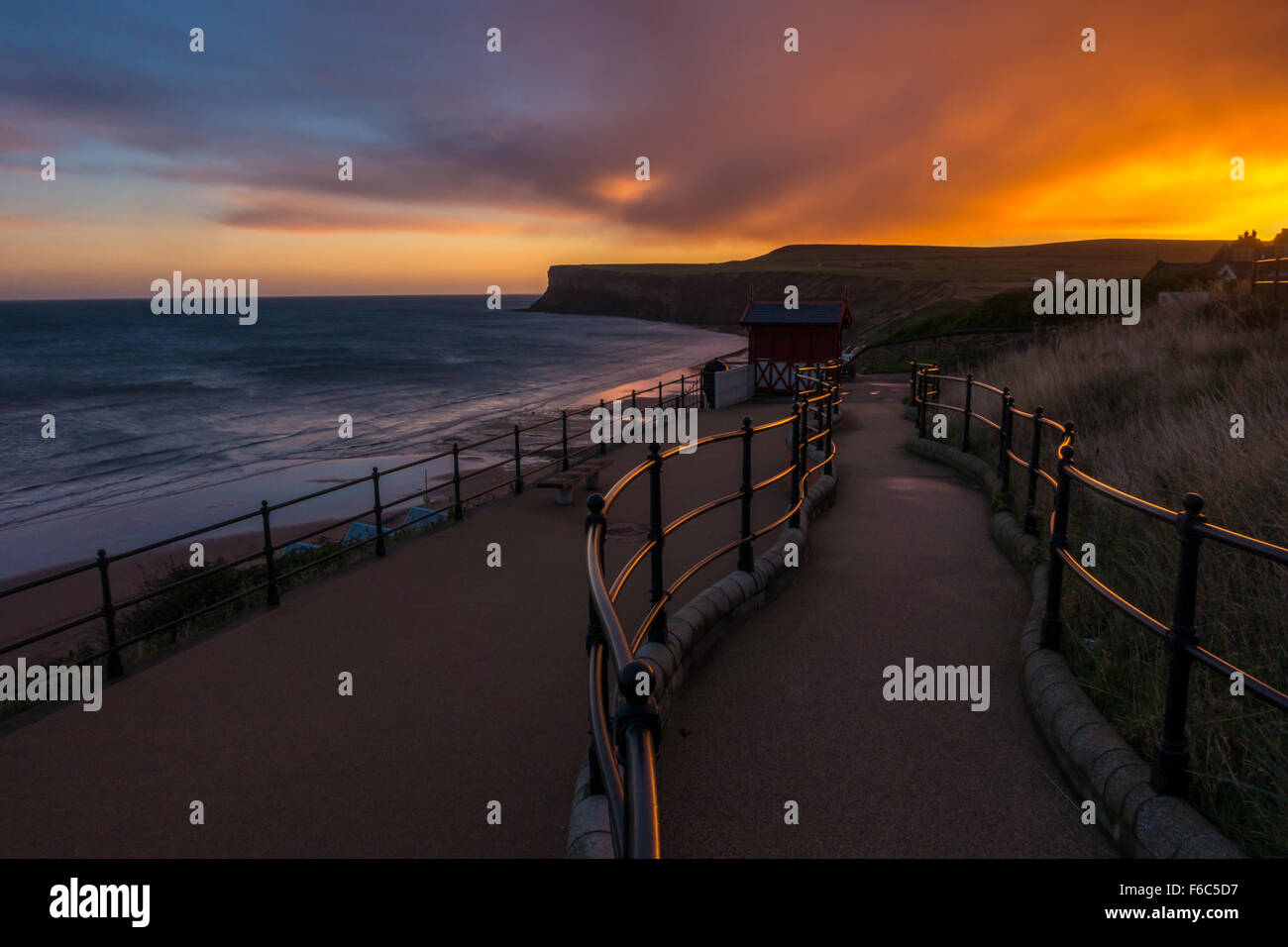 Genießen Sie den Sonnenaufgang und Reflexionen in Saltburn-by-the-Sea im Winter, Cleveland, North Yorkshire, England Stockfoto