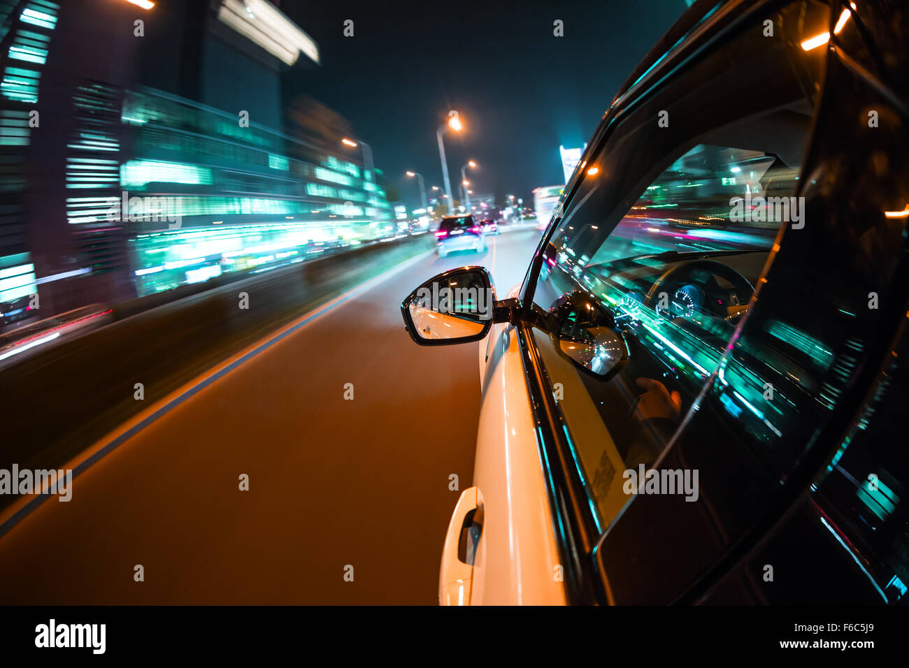 Autofahren bei Nacht city Stockfoto