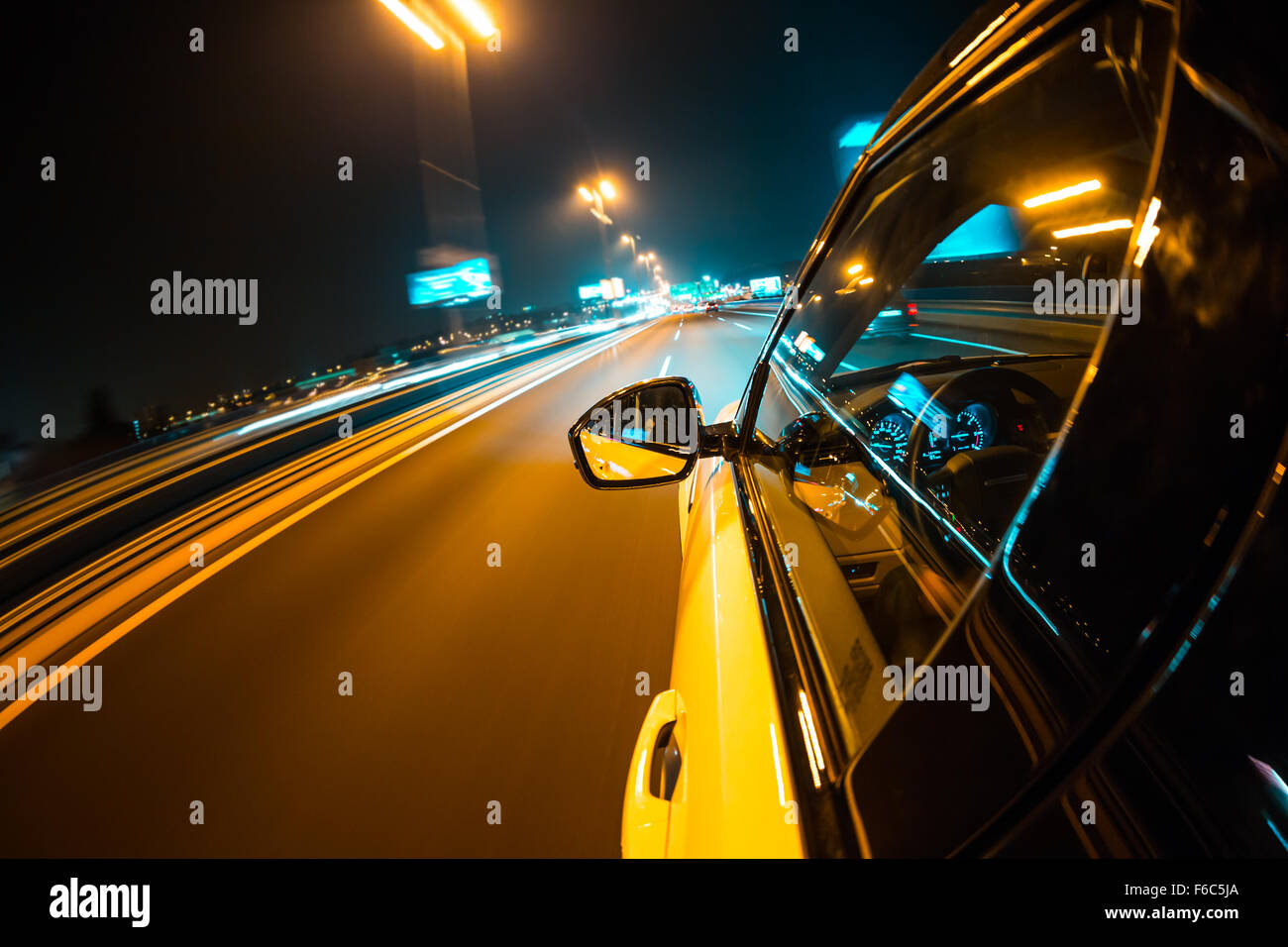 Autofahren bei Nacht city Stockfoto