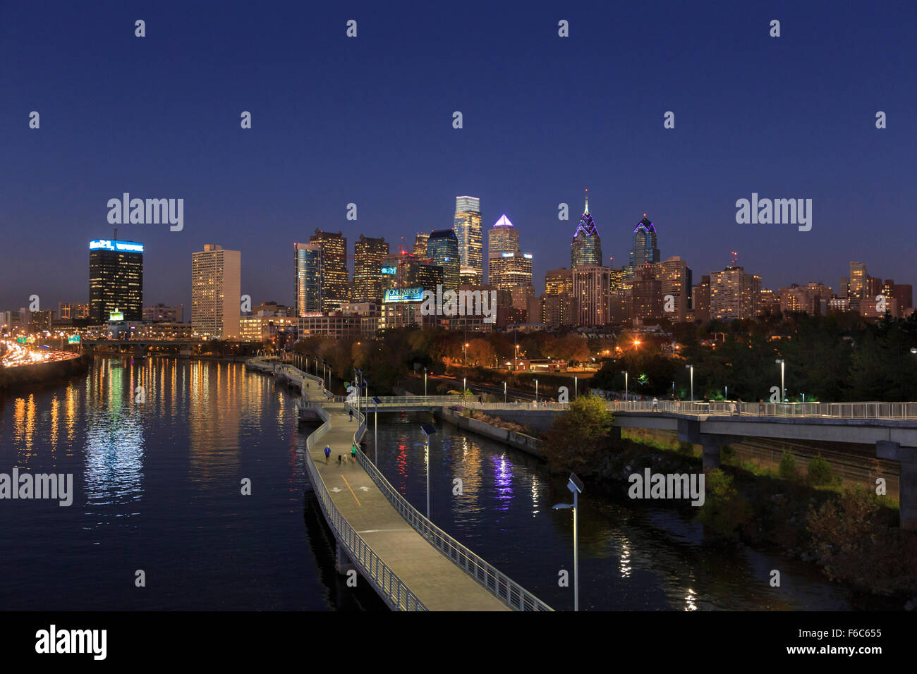 Skyline von Philadelphia mit Schuylkill River Park Promenade, Philadelphia, Pennsylvania Stockfoto