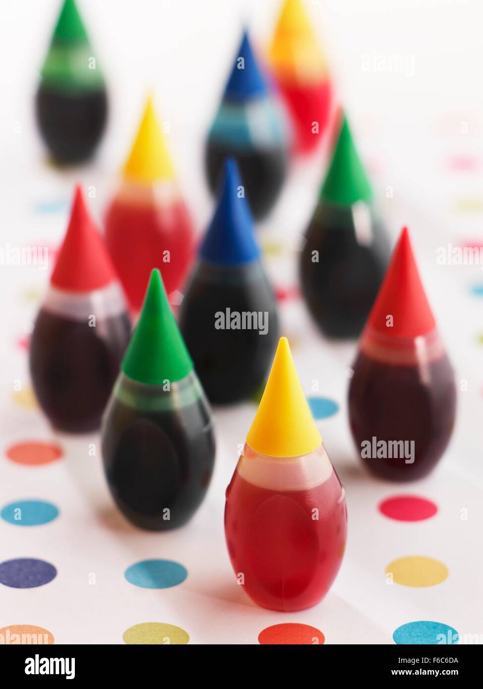 Lebensmittelfarbe Flaschen auf Polk-a-Dot-Oberfläche Stockfoto