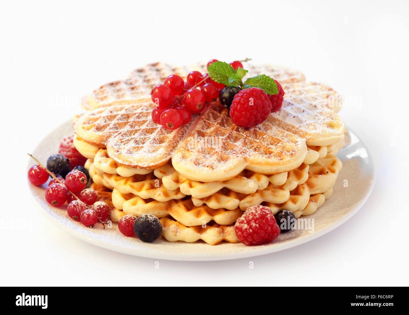 Waffeln mit Himbeeren, Heidelbeeren und Johannisbeeren (ohne Hintergrund) Stockfoto