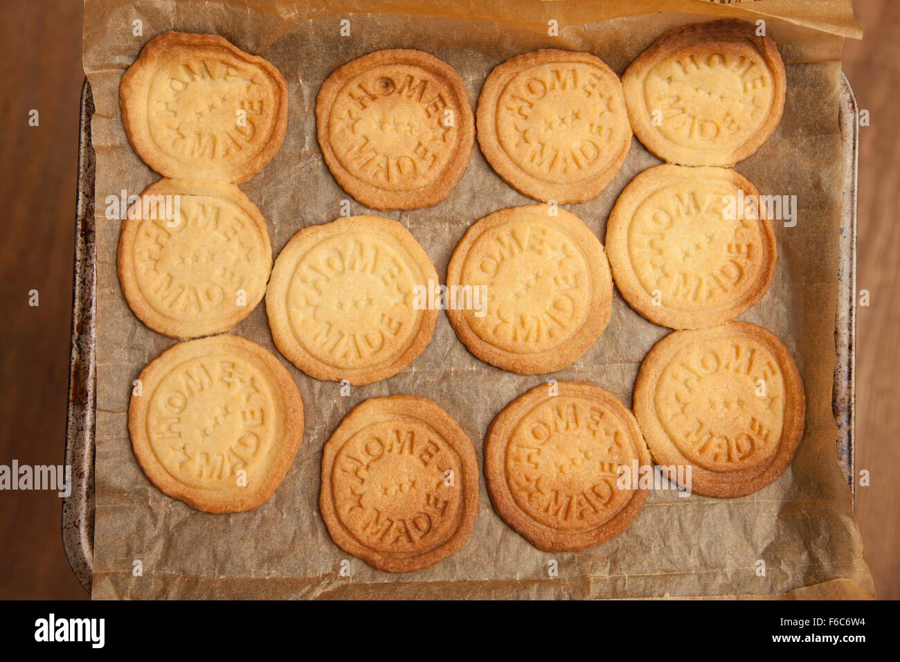 Kekse, gestempelt mit "home made", auf ein Backblech (Ansicht von oben) Stockfoto