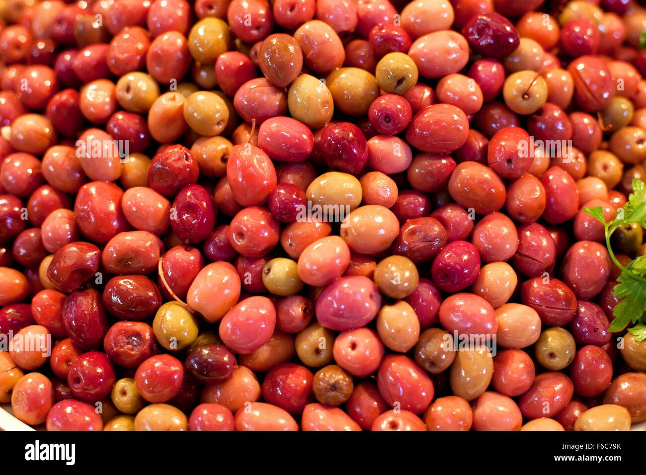 Eingelegte Oliven auf einem Marktstand Stockfoto