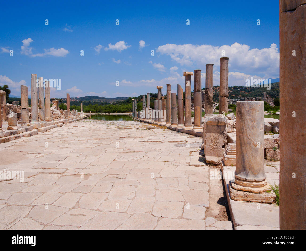 Alten gepflasterte Straße mit Marmorsäulen in Patara, Lykien, Türkei Stockfoto