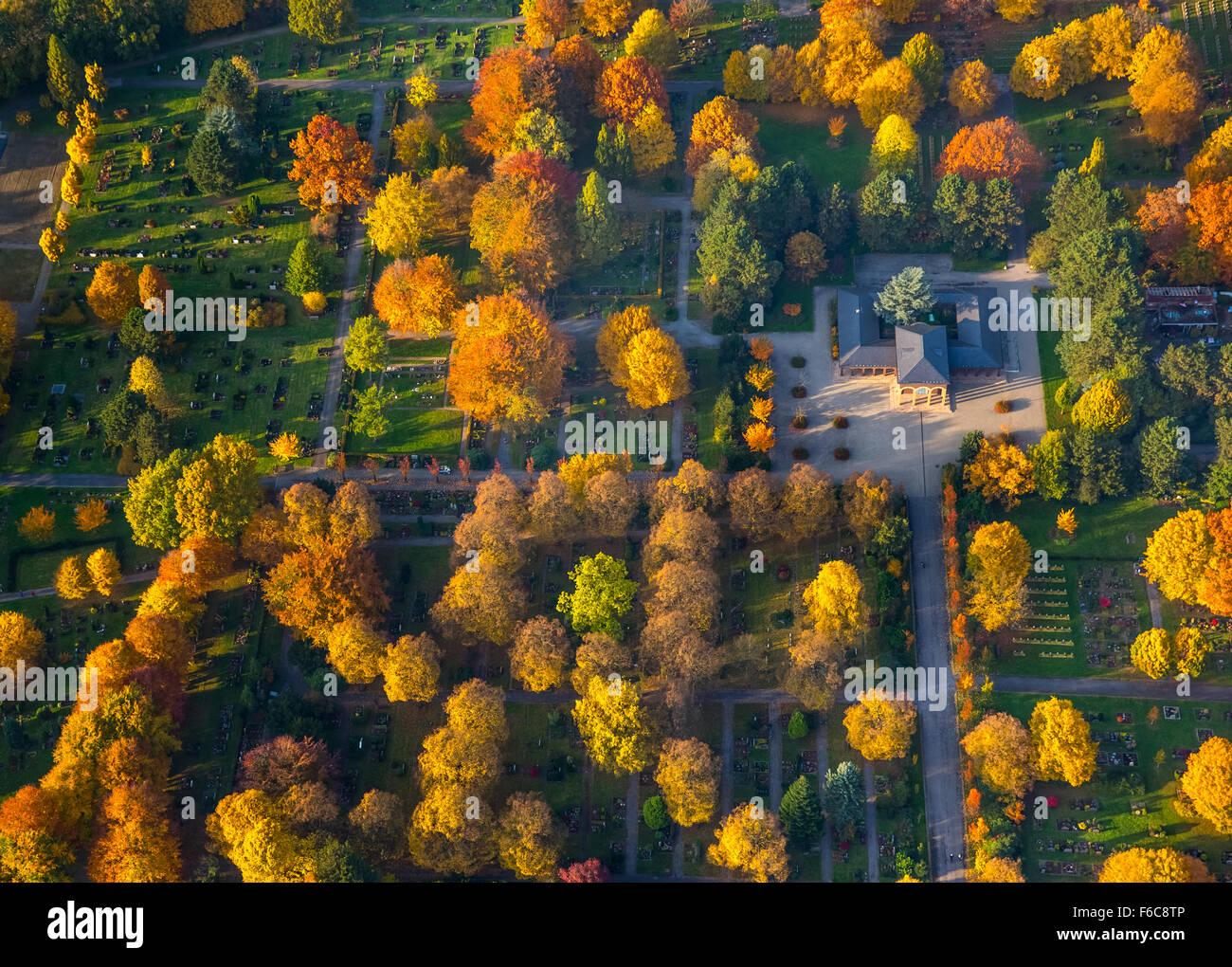 Rentfort Friedhof, Friedhofskapelle, Bäume im Herbst, Herbstlaub, Gladbeck,  Ruhrgebiet, Nordrhein-Westfalen, Deutschland Stockfotografie - Alamy