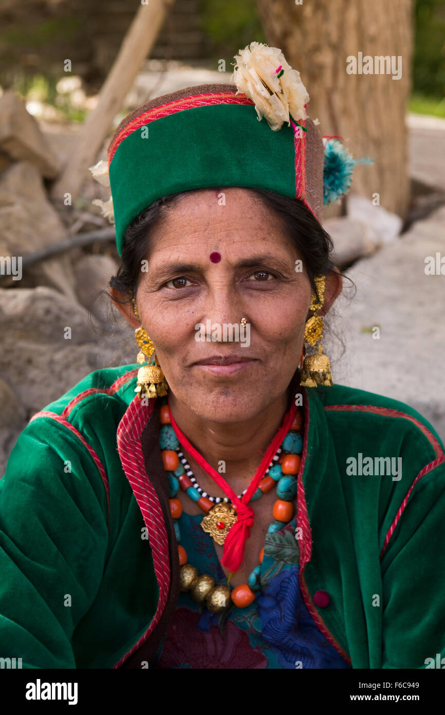 Indien, Himachal Pradesh, Spiti Fluss Tal, Tabo, Frau von Kinnaur, gekleidet in verankerten Kostüm und Hut Stockfoto