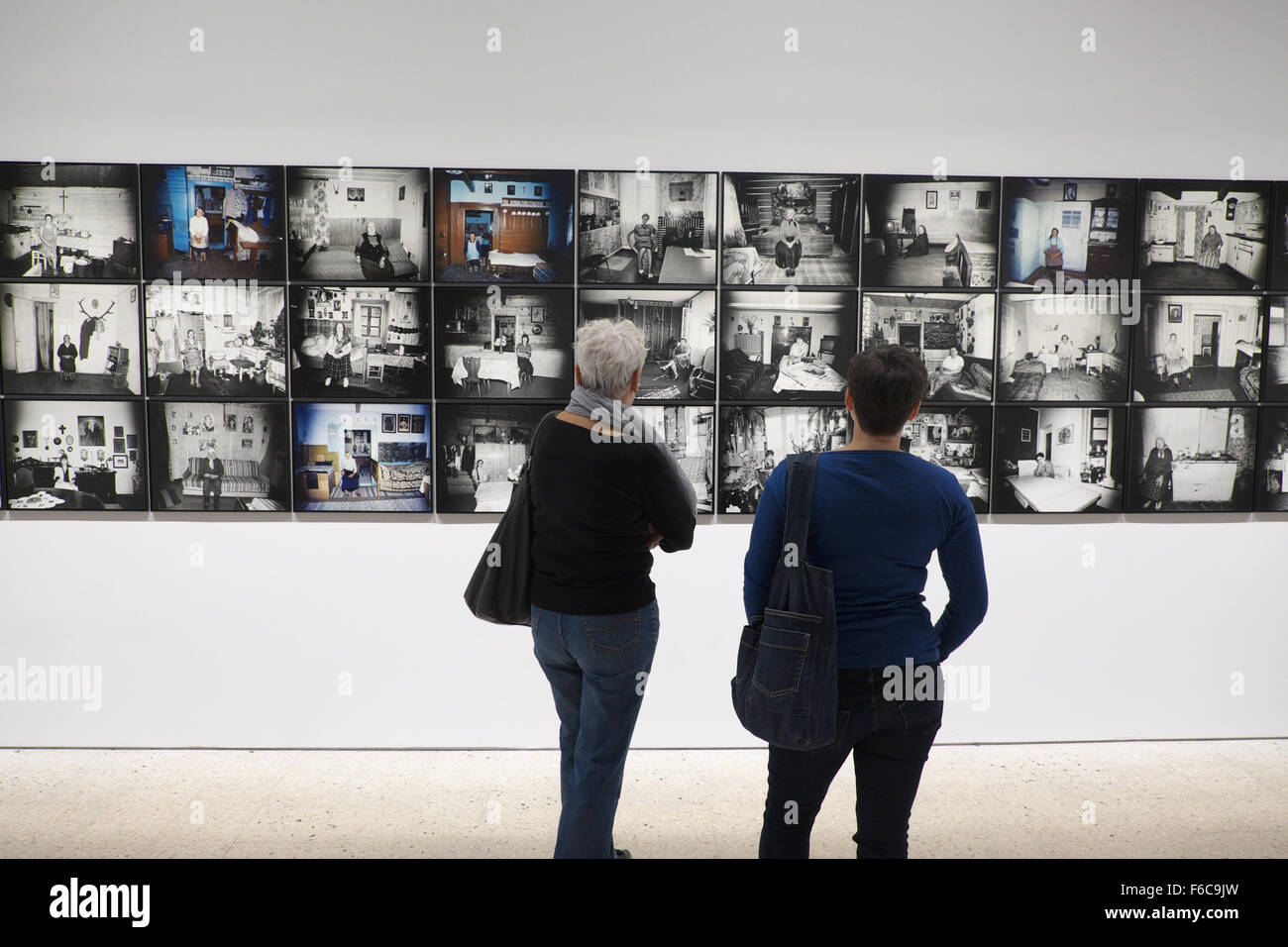 Warschau-Polen befindet sich das Museum of Modern Art in Ul Emilii Plater - Fotoausstellung von Zofia Rydet Besucher betrachten. Stockfoto